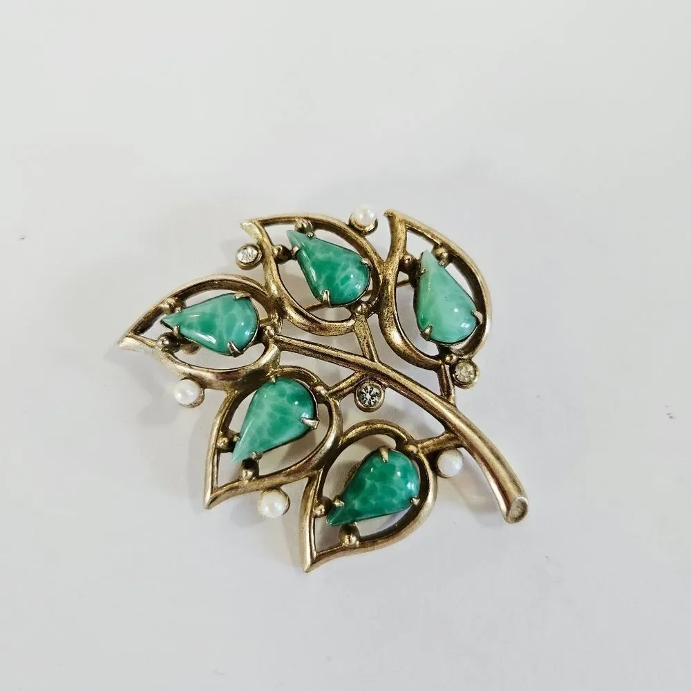 Vintage Gold Tone Prong Set Jade Cabochon Rhinestone Faux Pearl Leaf Brooch Pin